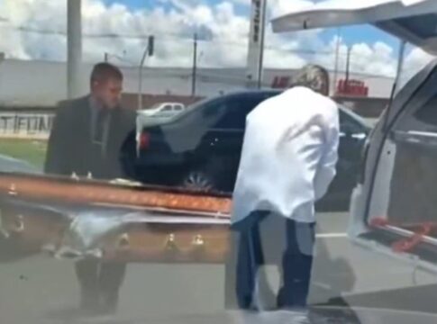 pr:-camera-flagra-momento-em-que-caixao-cai-de-carro-funerario.-video