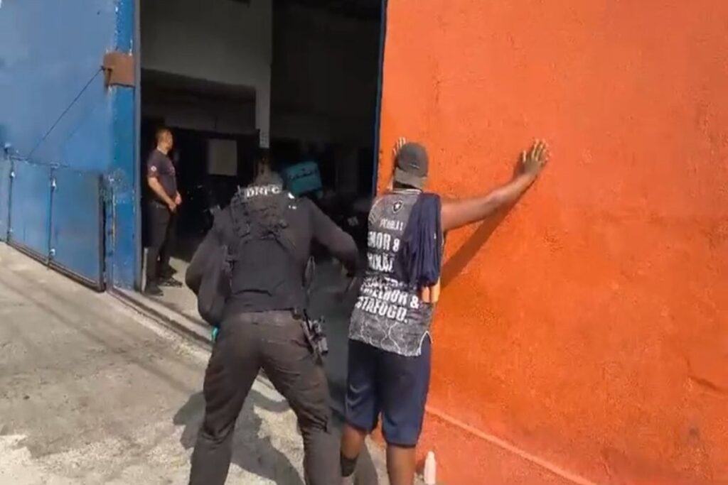 contencao:-homem-torturado-e-achado-amarrado-em-cativeiro-do-cv-no-rio