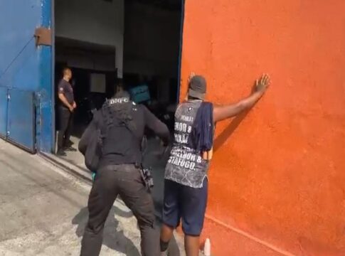 contencao:-homem-torturado-e-achado-amarrado-em-cativeiro-do-cv-no-rio