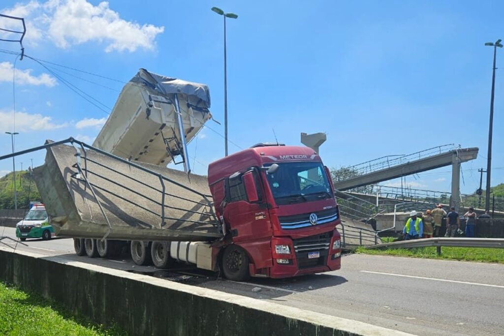 passarela-desaba-com-batida-de-caminhao-no-rio-e-um-motorista-morre