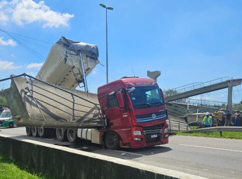 passarela-desaba-com-batida-de-caminhao-no-rio-e-um-motorista-morre
