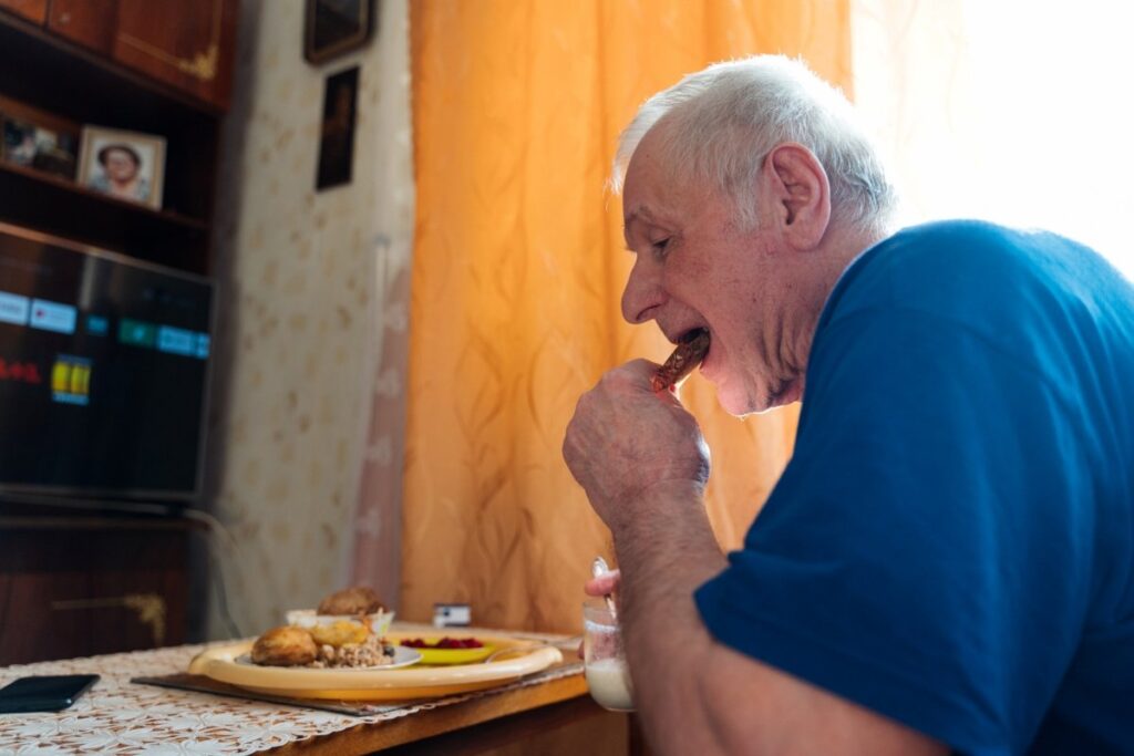 idosos-que-fazem-refeicoes-sozinhos-tem-alimentacao-pior,-diz-estudo