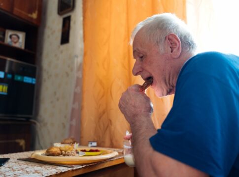 idosos-que-fazem-refeicoes-sozinhos-tem-alimentacao-pior,-diz-estudo