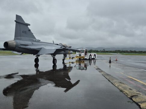 em-primeiro-voo,-caca-f-39-gripen-pousa-na-base-aerea-de-anapolis