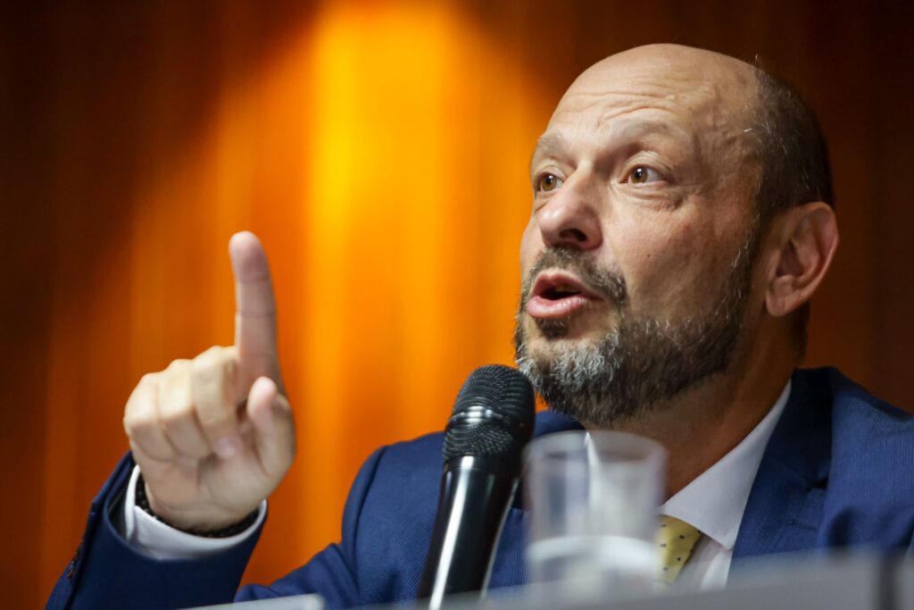 crise-escala-e-presidente-do-inss-pede-demissao-de-n°-2