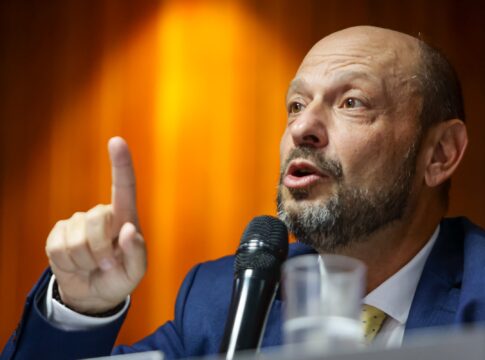 crise-escala-e-presidente-do-inss-pede-demissao-de-n°-2