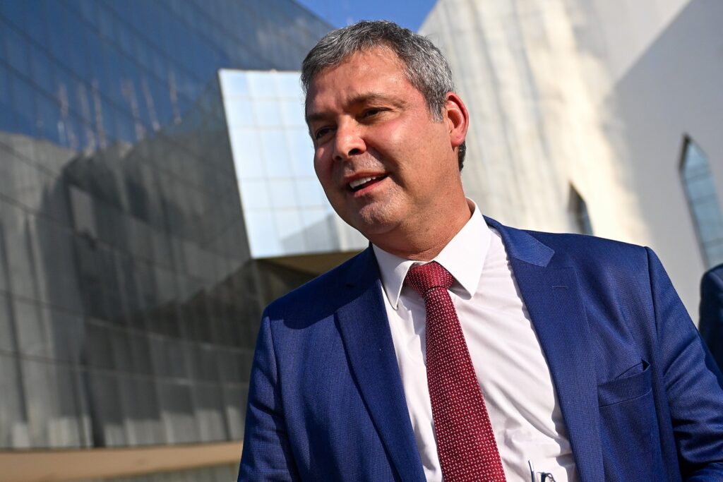 lindbergh-diz-que-hugo-motta-“fez-lambanca”-no-projeto-antifaccao