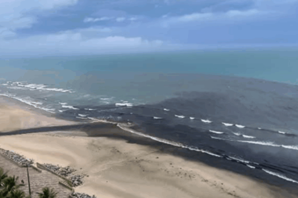 mancha-preta-com-forte-odor-atinge-mar-no-litoral.-cidade-multa-sabesp