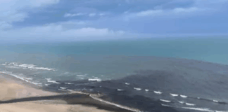 mancha-preta-com-forte-odor-atinge-mar-no-litoral.-cidade-multa-sabesp