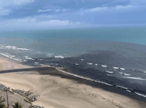 mancha-preta-com-forte-odor-atinge-mar-no-litoral.-cidade-multa-sabesp