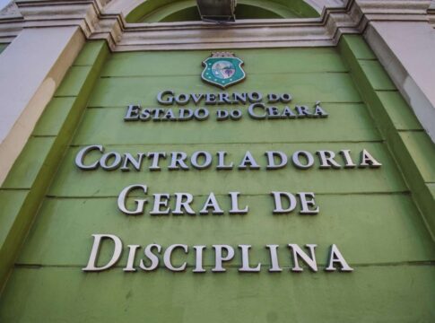 john-lennon-e-expulso-da-pm-apos-atirar-na-casa-de-colega-por-ciumes