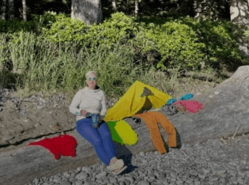 arvores-se-tornam-cabides-solidarios-para-pessoas-em-situacao-de-rua