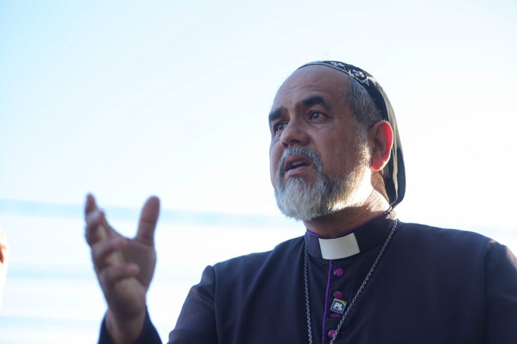 padre-kelmon-ora-em-frente-ao-condominio-de-bolsonaro