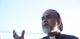 padre-kelmon-ora-em-frente-ao-condominio-de-bolsonaro