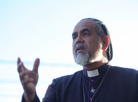 padre-kelmon-ora-em-frente-ao-condominio-de-bolsonaro