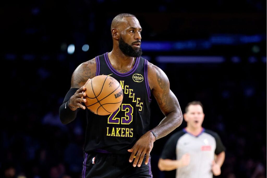 “consigo-me-encaixar-com-qualquer-um”,-diz-lebron-apos-7-meses-fora