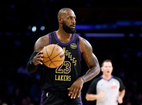 “consigo-me-encaixar-com-qualquer-um”,-diz-lebron-apos-7-meses-fora