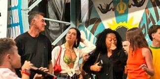 dua-lipa-aparece-de-surpresa-em-samba-com-sabrina-sato-no-rio