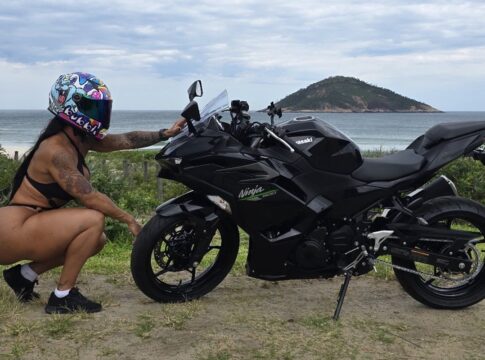 dona-do-maior-bumbum-do-pais-enfrenta-desafio-na-motovelocidade