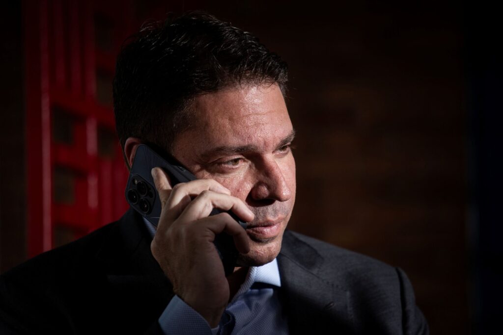 imagine-quem-se-roi-de-inveja-de-alexandre-ramagem,-o-fujao