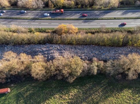 visivel-do-espaco,-montanha-de-lixo-na-inglaterra-gera-temor.-veja-imagens