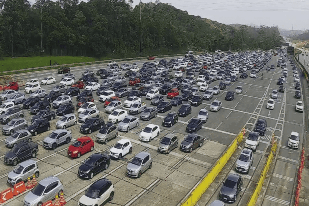 feriado-registra-50-km-de-congestionamento-rumo-as-praias-de-sp