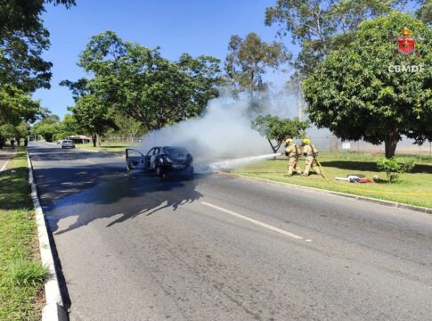 carro-fica-completamente-destruido-apos-pegar-fogo-no-df