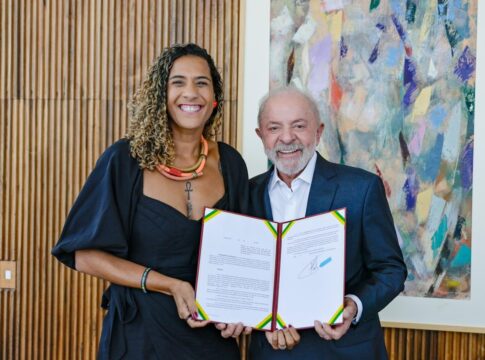 lula-assina-decretos-que-desapropriam-areas-para-quilombolas