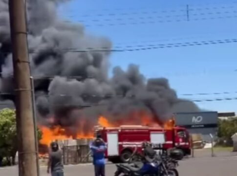 incendio-de-grandes-proporcoes-atinge-loja-de-pneus-no-interior-de-sp