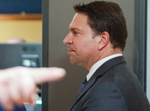 lider-do-pt-na-camara-pede-inclusao-de-ramagem-na-lista-da-interpol