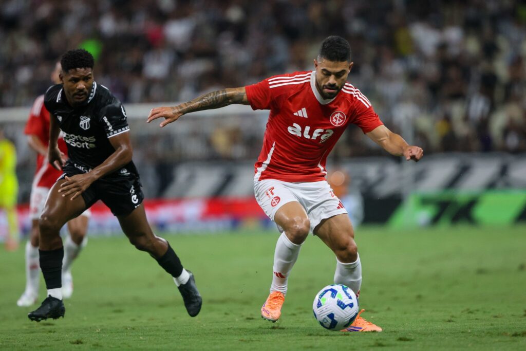 brasileirao:-em-jogo-com-duas-expulsoes,-internacional-vence-ceara