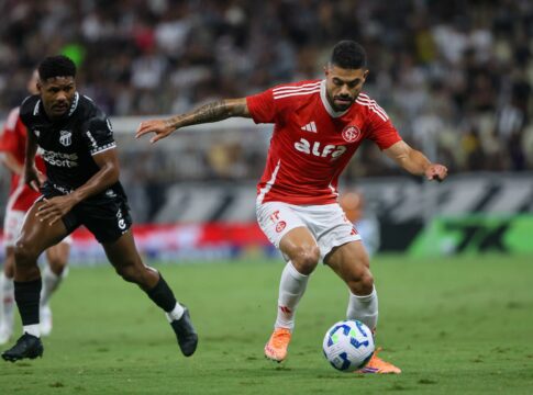 brasileirao:-em-jogo-com-duas-expulsoes,-internacional-vence-ceara