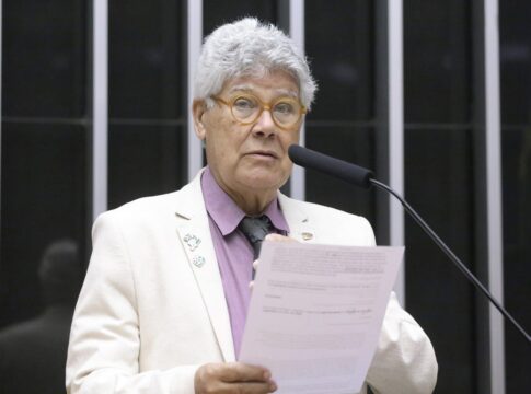 deputado-do-psol-quer-mudar-lema-da-bandeira-do-brasil