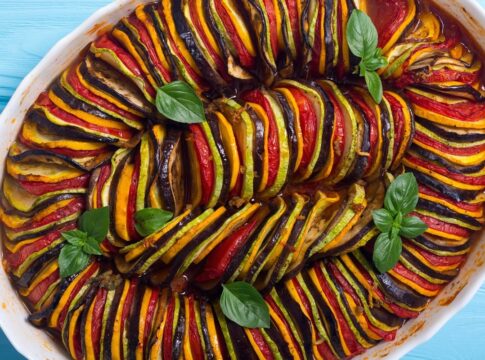 classico-e-leve:-ratatouille-de-forno-colorido-e-aromatico