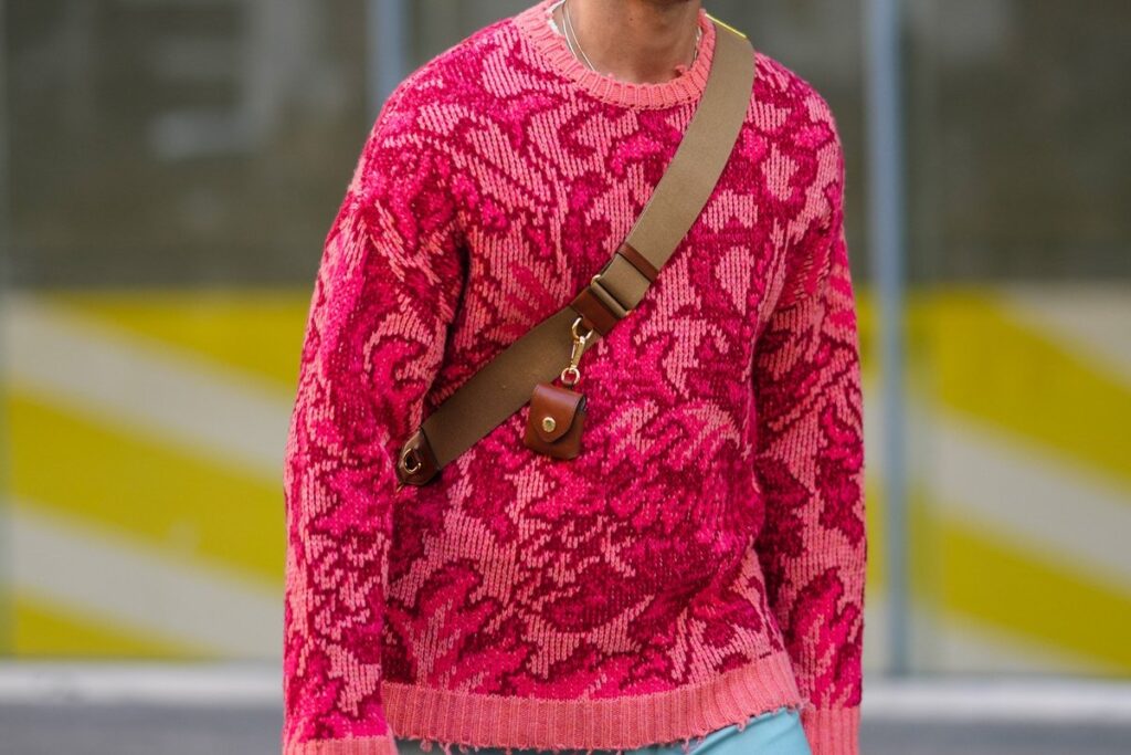 em-alta,-rosa-em-sueter-masculino-e-acusado-de-“feminizar-o-homem”