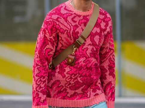 em-alta,-rosa-em-sueter-masculino-e-acusado-de-“feminizar-o-homem”