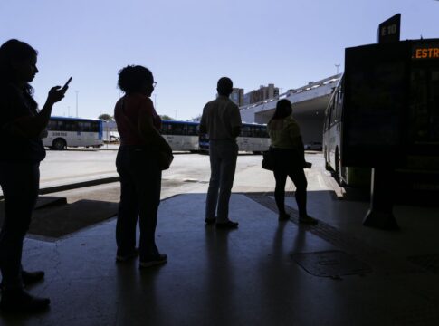 nove-em-cada-10-mulheres-ja-sofreram-violencia-ao-se-deslocar-a-noite