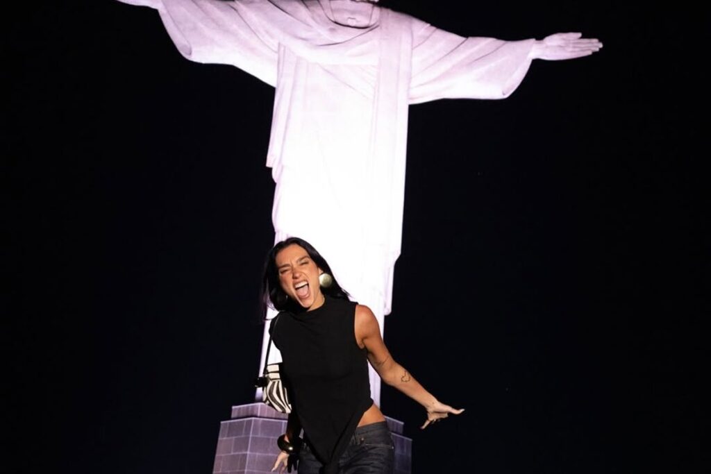 dua-lipa-abre-album-de-fotos-no-brasil,-com-fotos-no-cristo-e-maracana