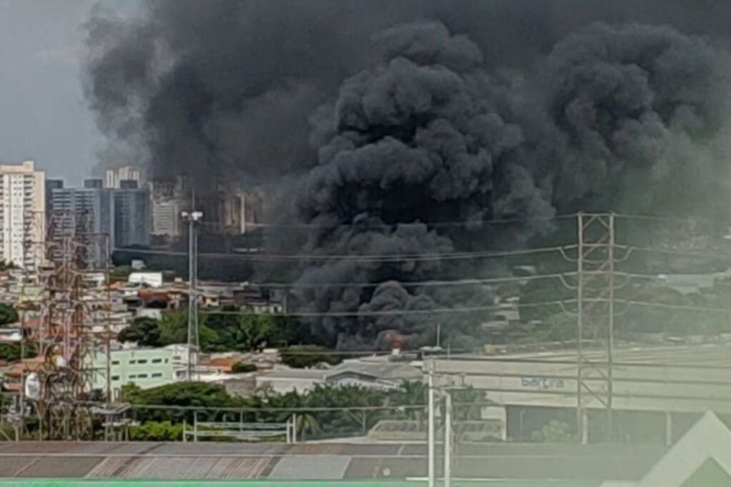 predio-comercial-pega-fogo-em-sp,-deixa-ferido-e-mobiliza-bombeiros