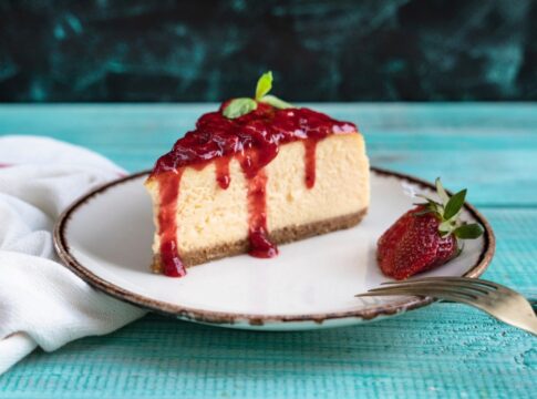 cheesecake-“abrasileirada”:-faca-uma-torta-cremosa-com-calda-de-frutas