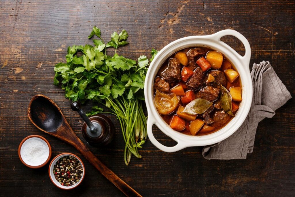 carne-de-panela-com-legumes:-aprenda-receita-que-desmancha-na-boca