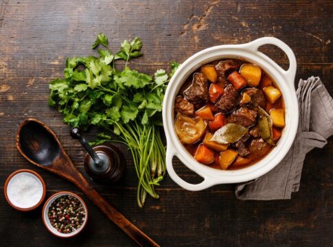 carne-de-panela-com-legumes:-aprenda-receita-que-desmancha-na-boca