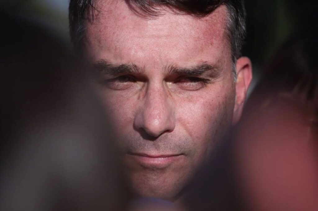 flavio-convoca-vigilia-na-frente-do-condominio-de-bolsonaro