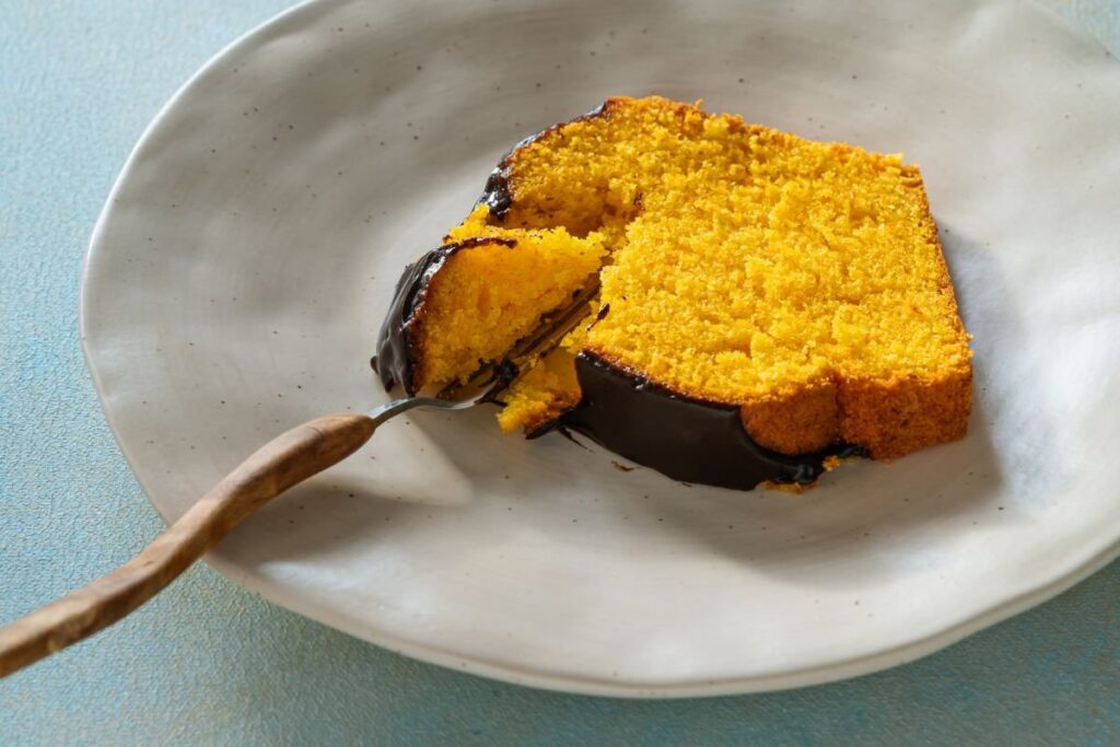 bolo-marmore-de-cenoura-com-chocolate:-fofinho,-doce-e-irresistivel