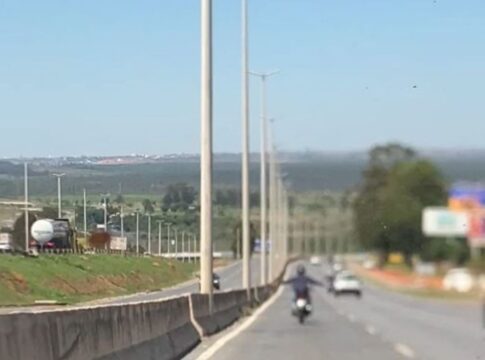 motociclista-e-flagrado-pilotando-sem-as-maos-em-rodovia-federal-no-df