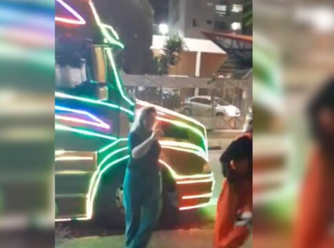 reclamacao-virou-gingado:-mulher-entra-na-danca-com-carreta-da-alegria