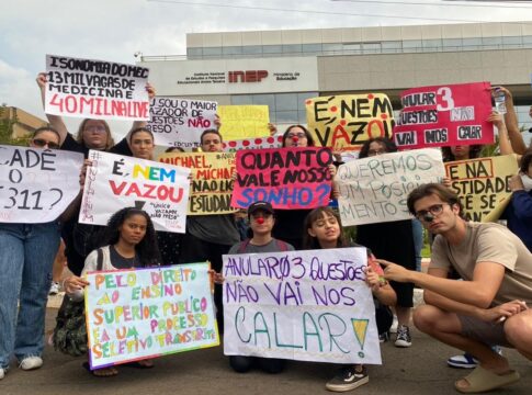 estudantes-protestam-na-porta-do-inep-e-pedem-anulacao-do-enem-2025