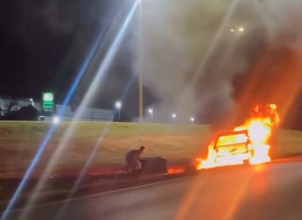 homem-coloca-fogo-no-proprio-carro-apos-se-envolver-em-acidente