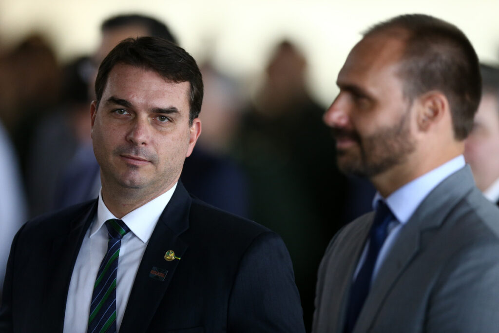 moraes-aponta-acoes-de-eduardo-e-flavio-na-decisao-contra-bolsonaro