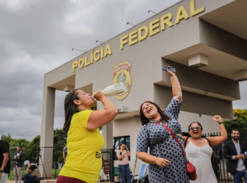apoiadores-e-opositores-de-bolsonaro-protagonizam-embate-na-sede-da-pf